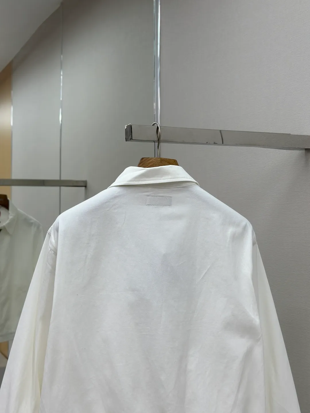P480 Ralph Lauren embroidered zipper jacket. Customized cloud-velvet white twill cotton. Soft and silky. Comfortable against the skin. Dressed in pure white. Exuding innate elegance. Exquisite indigo pony logo embellished with it. Fully recognizable. Bringing an atmosphere of freedom and vitality. Pure and smart color symphony. Reconstructing classics with neat silhouettes and defining modern relaxation with versatile genes. Process 1: Using imported machine embroidery technology. Use advanced computer control systems and precision mechanical components to achieve iconic pony embroidery operations with high precision and smooth and delicate lines. Process 2: Template machine bag opening. The preset template guides the position, shape and size of the bag opening. The accuracy ensures the quality of the bag opening effect. Process 3: The hem is made in one go using a three-needle waist-drawing machine. The elastic band and fabric are sewn together in the same process using the machine's special needle position and feeding mechanism. The three-needle design is stronger and can evenly distribute pressure. Ensure that the elastic band and the fabric are closely attached. Process 4: The fabrics are washed carefully and have a better hand feel. Not easy to deform, not easy to shrink, not easy to fade, and maintain long-term beauty. Accessories: Customized Ralph Lauren engraved buckle, Customized Ralph Lauren bronze zipper, Customized Ralph Lauren trademark. Version: Fitted version. Size: S M L XL